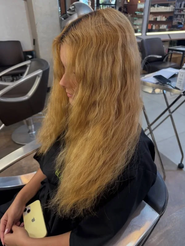 Antes: loiro amarelado e ressecado, com frizz e aspecto opaco