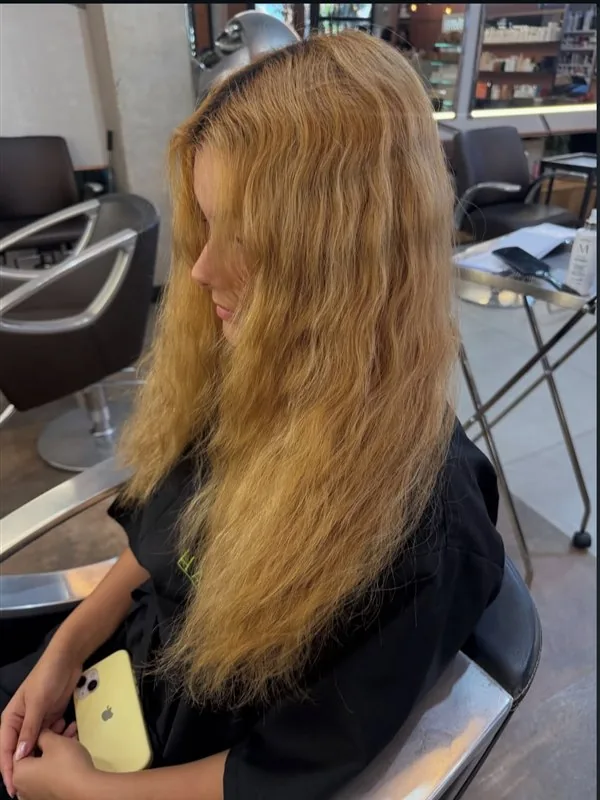 Antes: loiro amarelado e ressecado, com frizz e aspecto opaco