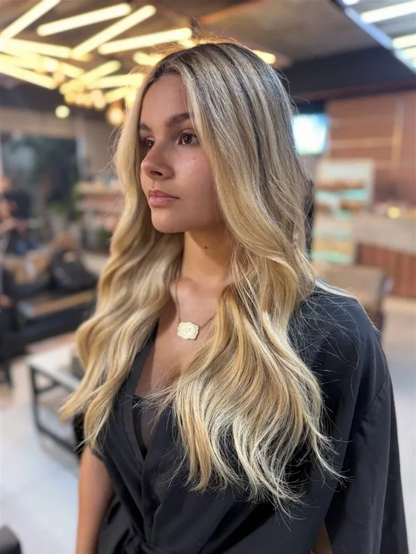 Depois: loiro perolado saudável, com ondas definidas e brilho