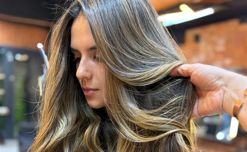 Especialista da HAAR by RUPP levantando os fios para avaliar o couro cabeludo da cliente