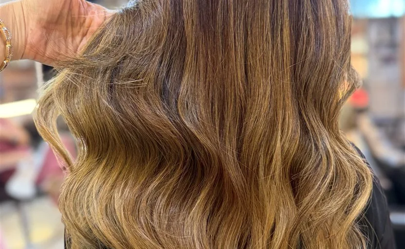 Ondas com movimento e caimento natural em cabelo castanho iluminado da HAAR by RUPP