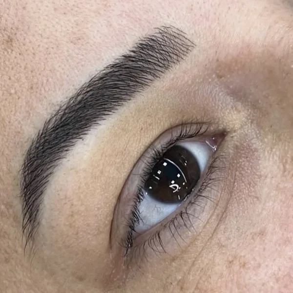 Sobrancelha desenhada e preenchida com micropigmentação na HAAR by RUPP