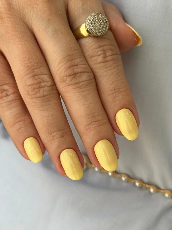 Unhas com esmalte amarelo e acabamento em gel feitas na HAAR by RUPP