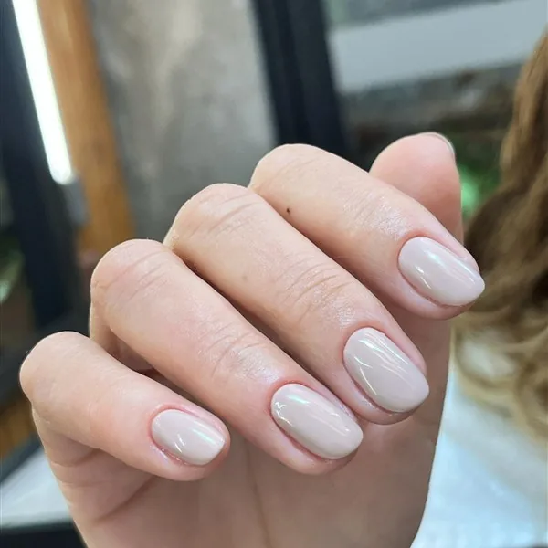 Unhas com esmaltação nude perolada feitas na HAAR by RUPP