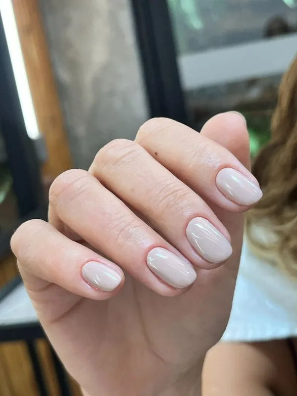 Unhas com esmaltação nude perolada feitas na HAAR by RUPP