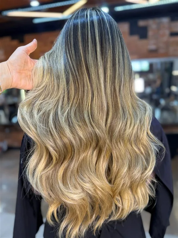 Loiro iluminado com balayage e ondas, feito na HAAR by RUPP