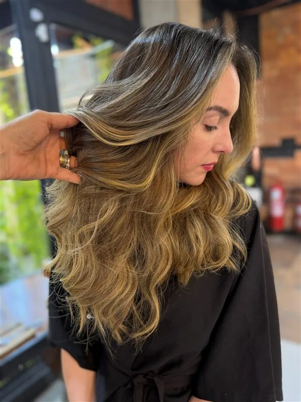 Especialista da HAAR by RUPP avaliando o couro cabeludo e os fios da cliente