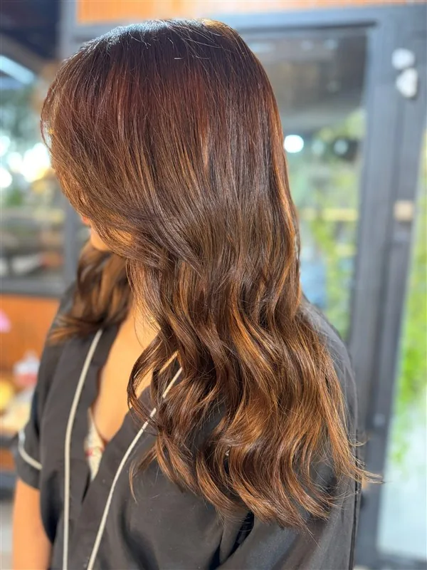 Corte com camadas e movimento em cabelo acobreado feito na HAAR by RUPP